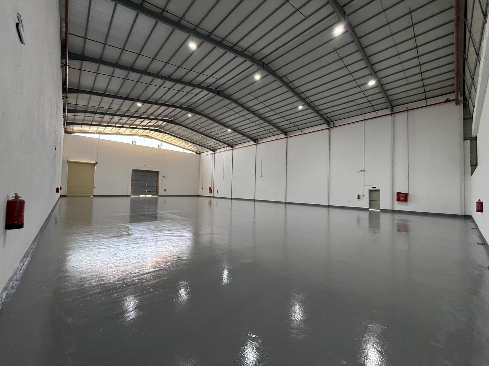 Spacious warehouse with an epoxy floor, side shipping gate and roof ventilation